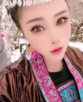 苗族小姐姐大眼睛