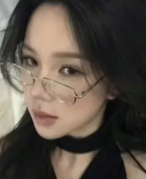 黑丝大长腿御姐