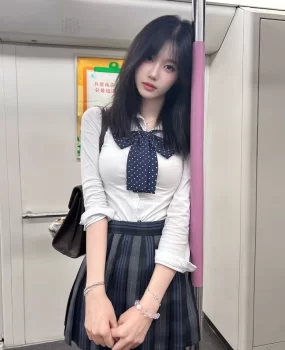 长相甜美、身材火辣小姐姐