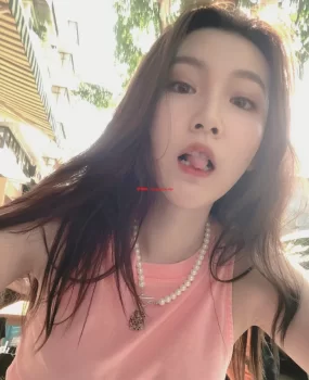 北京车模小姐姐兼职高端外围，人美多汁又多姿