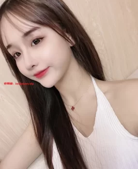 年前发廊小妹兼职，清纯乖巧有身材，奶子香白又大